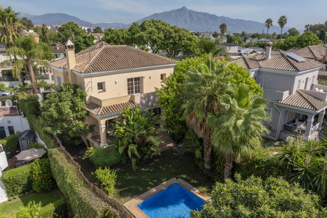 Villa en venta en Guadalmina Baja, San Pedro de Alcantara