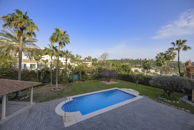 Villa de arquitectura única ubicada en al exclusiva Urbanización de los Arqueros