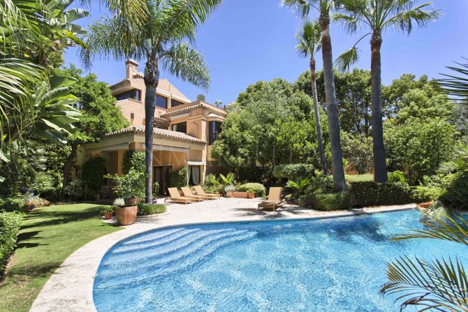 Villa en venta en Las Lomas de Puente Romano, Milla de Oro, Marbella