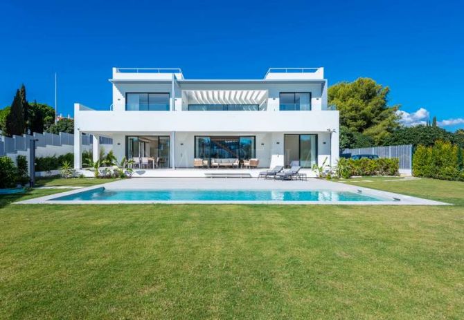 New modern villa for sale in Las Lomas de Marbella Club