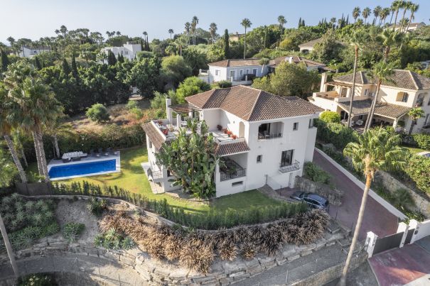 Elegante villa de 4 dormitorios en Sotogrande Alto, que combina a la perfección el estilo andaluz con el máximo confort.