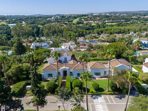 Hermosa casa familiar que combina la arquitectura andaluza con un estilo contemporáneo en Sotogrande Alto