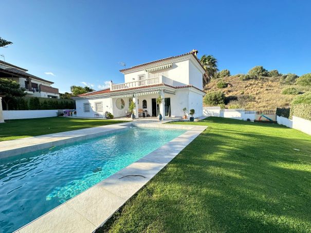 Charming chalet very well located and oriented, with very nice views very close to the La Cañada golf club.