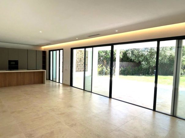 Fantástica villa moderna en la zona B, Sotogrande Costa.
