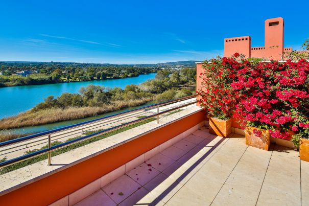 ÁTICO DÚPLEX FRENTE AL RÍO CON VISTA ÚNICA Y ABIERTA TANTO AL MAR COMO A LA MARINA DE SOTOGRANDE