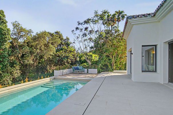Elegant villa located in Sotogrande Costa, in one of the most established and sought-after residential areas of Sotogrande.