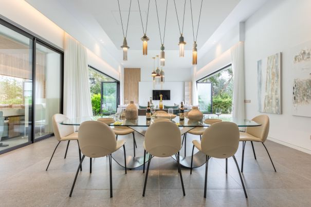Moderne Villa neben Valderrama in einer der exklusivsten Enklaven von Sotogrande