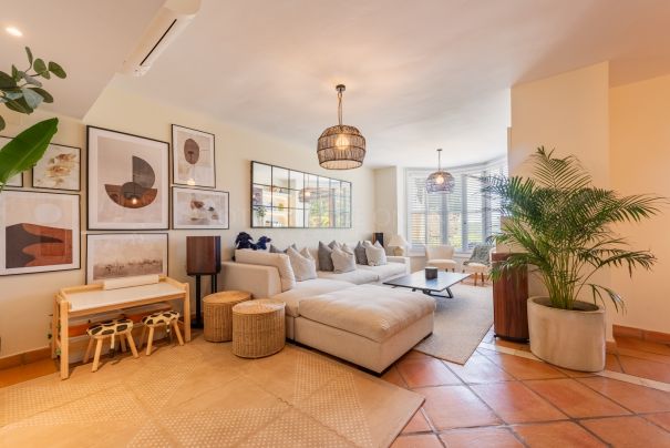 Renovated townhouse with golf views in Sotogrande Alto