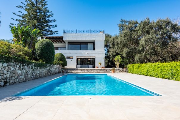 Charming villa with privacy in the prestigious Zone A of Sotogrande Costa