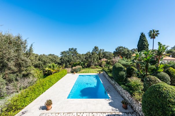 Charmante Villa mit Privatsphäre in der renommierten Zone A von Sotogrande Costa