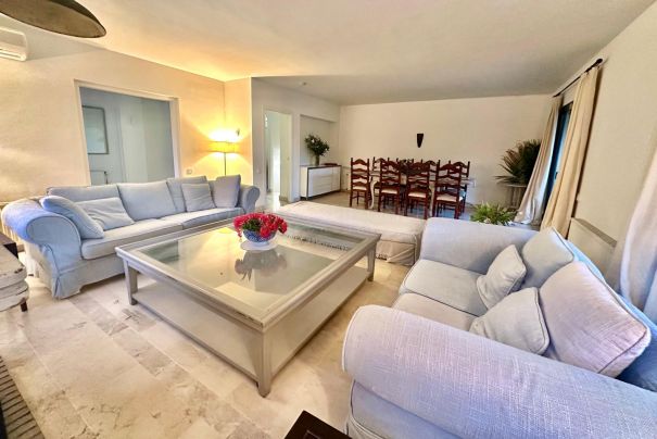 Charming semi detached Villa in Sotogolf with magnificent views and good orientation.