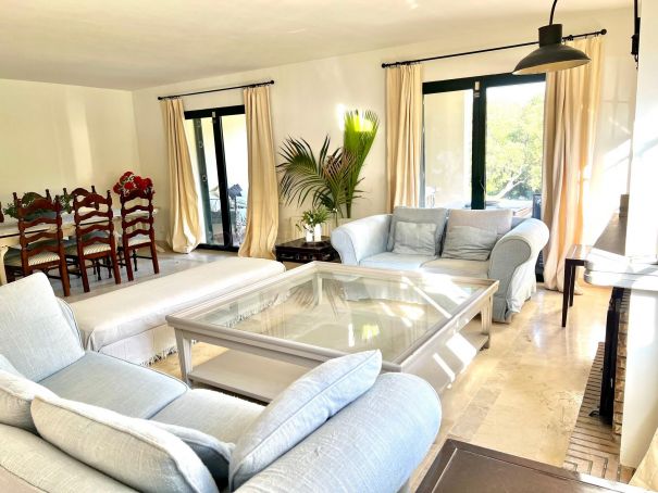 Charming semi detached Villa in Sotogolf with magnificent views and good orientation.