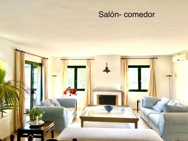 Charming semi detached Villa in Sotogolf with magnificent views and good orientation.