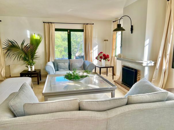 Charming semi detached Villa in Sotogolf with magnificent views and good orientation.
