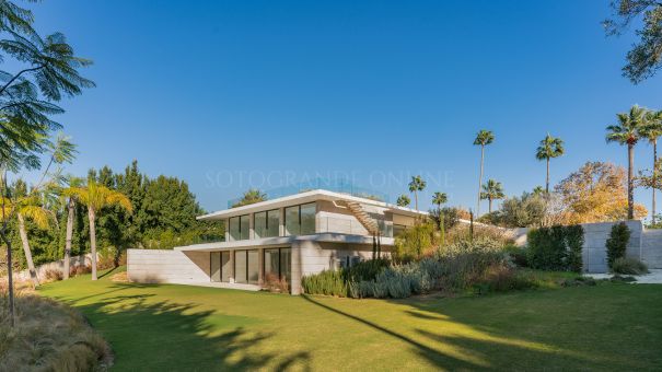 Villa Indigo is located in the prestigious Sotogrande Costa area and in the sought-after Reyes y Reinas area