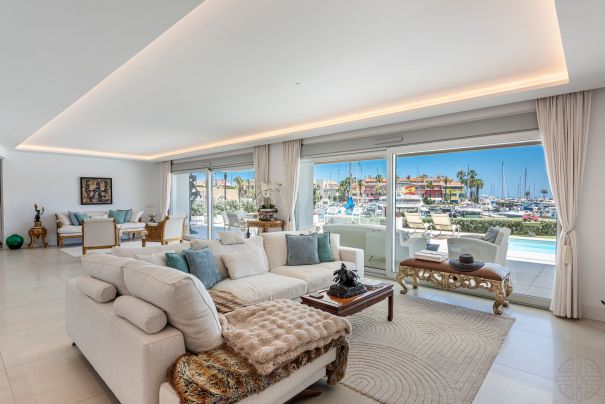 Spectacular apartment with a large terrace and private pool in Pier 1, Sotogrande Marina