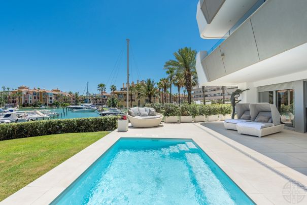 Spectacular apartment with a large terrace and private pool in Pier 1, Sotogrande Marina