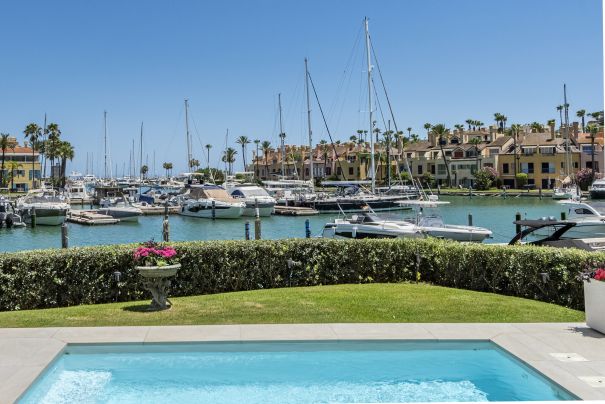 Spectacular apartment with a large terrace and private pool in Pier 1, Sotogrande Marina