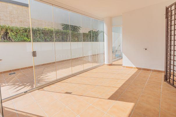 Fantastic ground floor apartment with large private terrace in La Alcaidesa