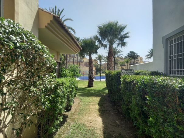 Exclusive semi-detached house in San Roque Golf with garden, solarium and panoramic golf and sea views.