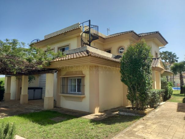 Exclusive semi-detached house in San Roque Golf with garden, solarium and panoramic golf and sea views.