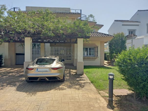Exclusive semi-detached house in San Roque Golf with garden, solarium and panoramic golf and sea views.