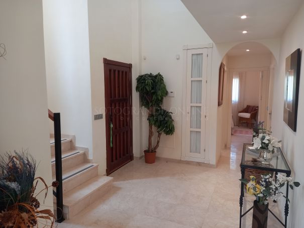 Exclusive semi-detached house in San Roque Golf with garden, solarium and panoramic golf and sea views.