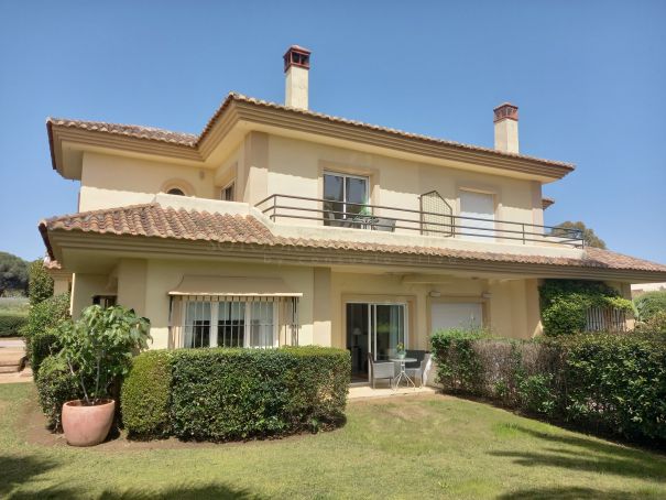 Exclusive semi-detached house in San Roque Golf with garden, solarium and panoramic golf and sea views.