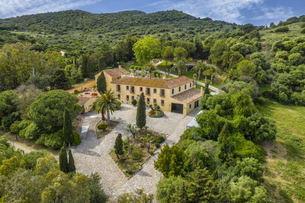 Magnificent Cortijo in the heart of the polo area of Sotogrande.