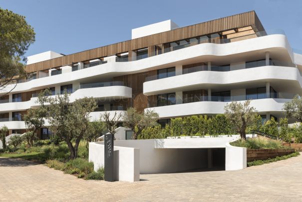 Exclusive three-bedroom ground floor apartment in the prestigious Village Verde complex. Phase II.