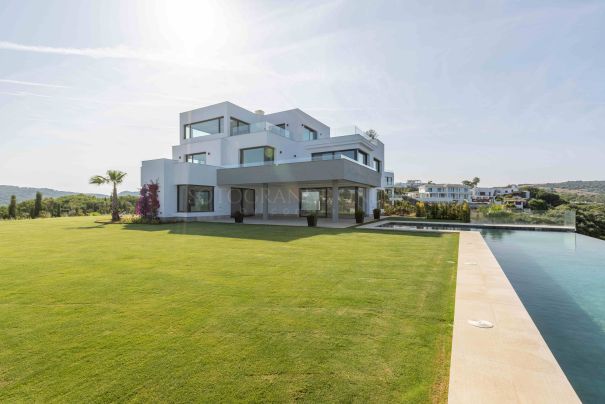 Villa Gardenia, magnífico diseño moderno recién terminado en una ubicación fantástica lindando con una zona verde.