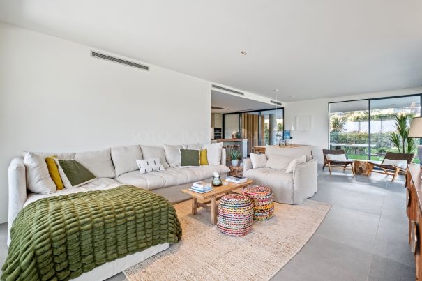 Elegante apartamento en planta baja con jardín privado en Village Verde, La Reserva de Sotogrande