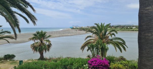 Beautiful townhouse on the banks of the Guadiaro River facing South and sea views