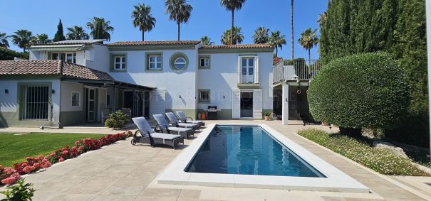 Encantadora vivienda ubicada en primera línea de golf y orientada al sur