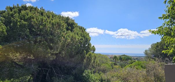 Preciosa parcela de 1787 m2 con vistas al mar así como vistas al golf y al campo andaluz.