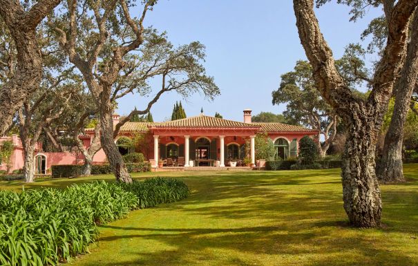 This elegant and charming house is located in the central part of Sotogrande.