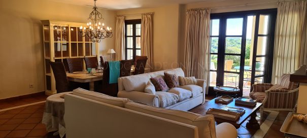 Sotogrande, Los Cortijos de la Reserva, grosses Reihenhaus am Golfplatz