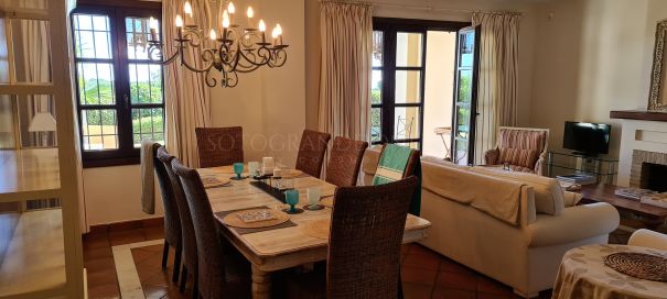 Sotogrande, Los Cortijos de la Reserva, grosses Reihenhaus am Golfplatz