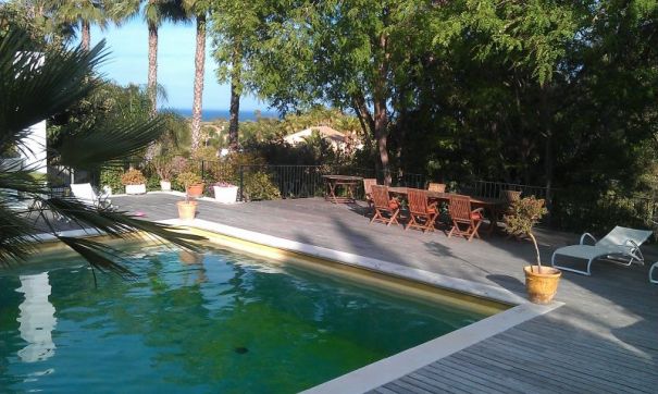 Sotogrande,encantadora villa, con vistas al mar desde la zona de la piscina.