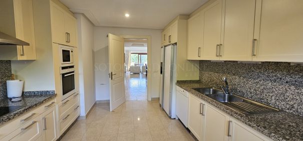 Charmantes Apartment im ersten Stock mit wunderschöner Aussicht und Südostausrichtung, Valgrande SOTOGRANDE.