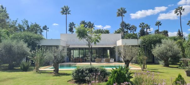 Contemporary villa in superb location