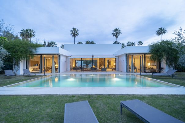 Encantadora casa de estilo contemporáneo en una de las avenidas más cotizadas de Sotogrande