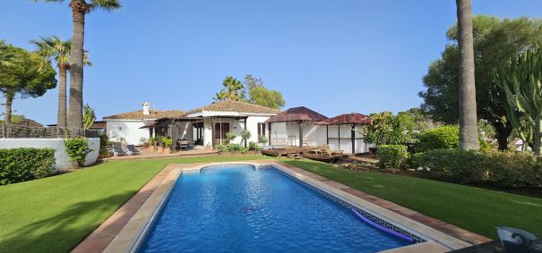 Special Villa in colonial style with wooden terraces on 2 levels, Sotogrande Costa