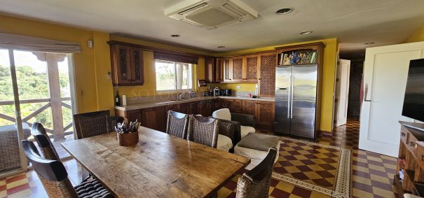 Una Villa única de estilo colonial con terrazas de madera en 2 niveles, Sotogrande Costa
