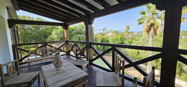 Una Villa única de estilo colonial con terrazas de madera en 2 niveles, Sotogrande Costa