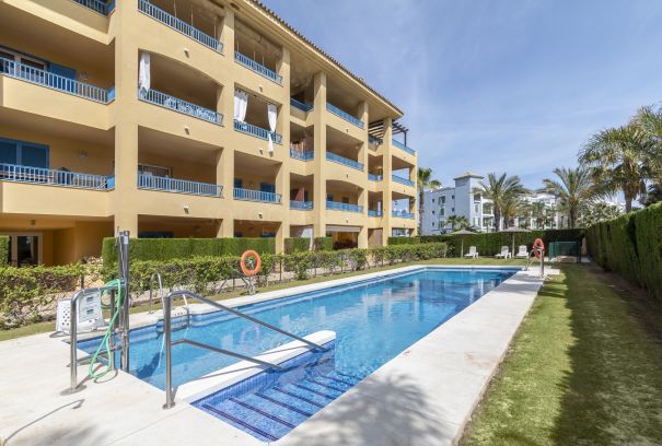 Superb three bedroom apartment walking distance from the beach.