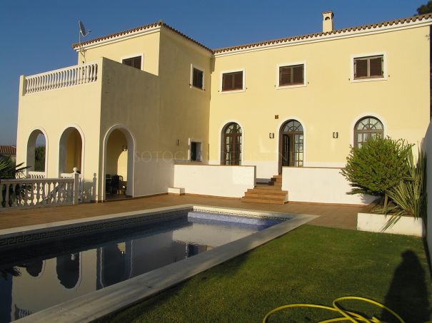Magnifica casa con vistas al lago de Almenara.