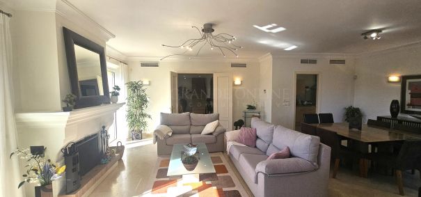 Sotogrande Alto, Villa located among spectacular mountains with panoramic views.