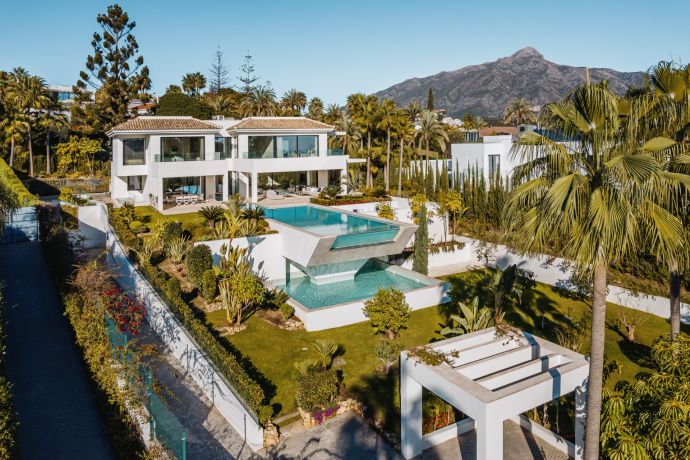 Aerial photograph of Villa Aurora in La Cerquilla, showing the whole property and plot.