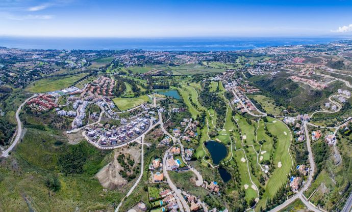 One of the most dynamic new hot spots in Marbella area, the well-known residential neighbourhood of La Alqueria gradually transforms into a beautiful suburb following the contours of the gently rising hills.